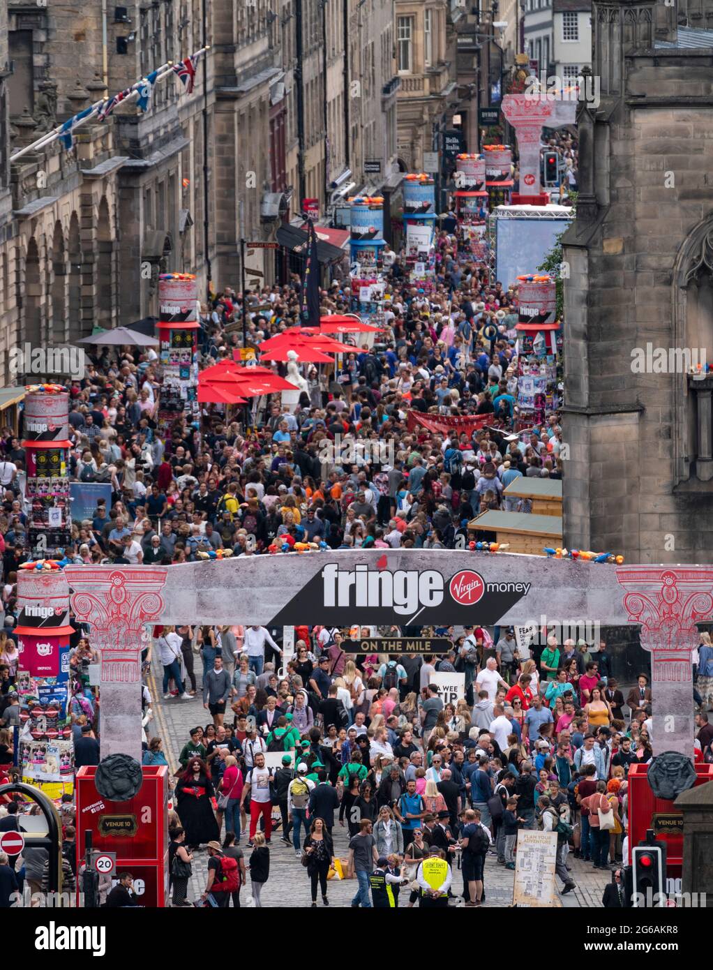 Am ersten Wochenende des Edinburgh Fringe Festivals 2018 ist die Royal Mile mit Tausenden von Besuchern überfüllt, Edinburgh, Schottland, Großbritannien Stockfoto