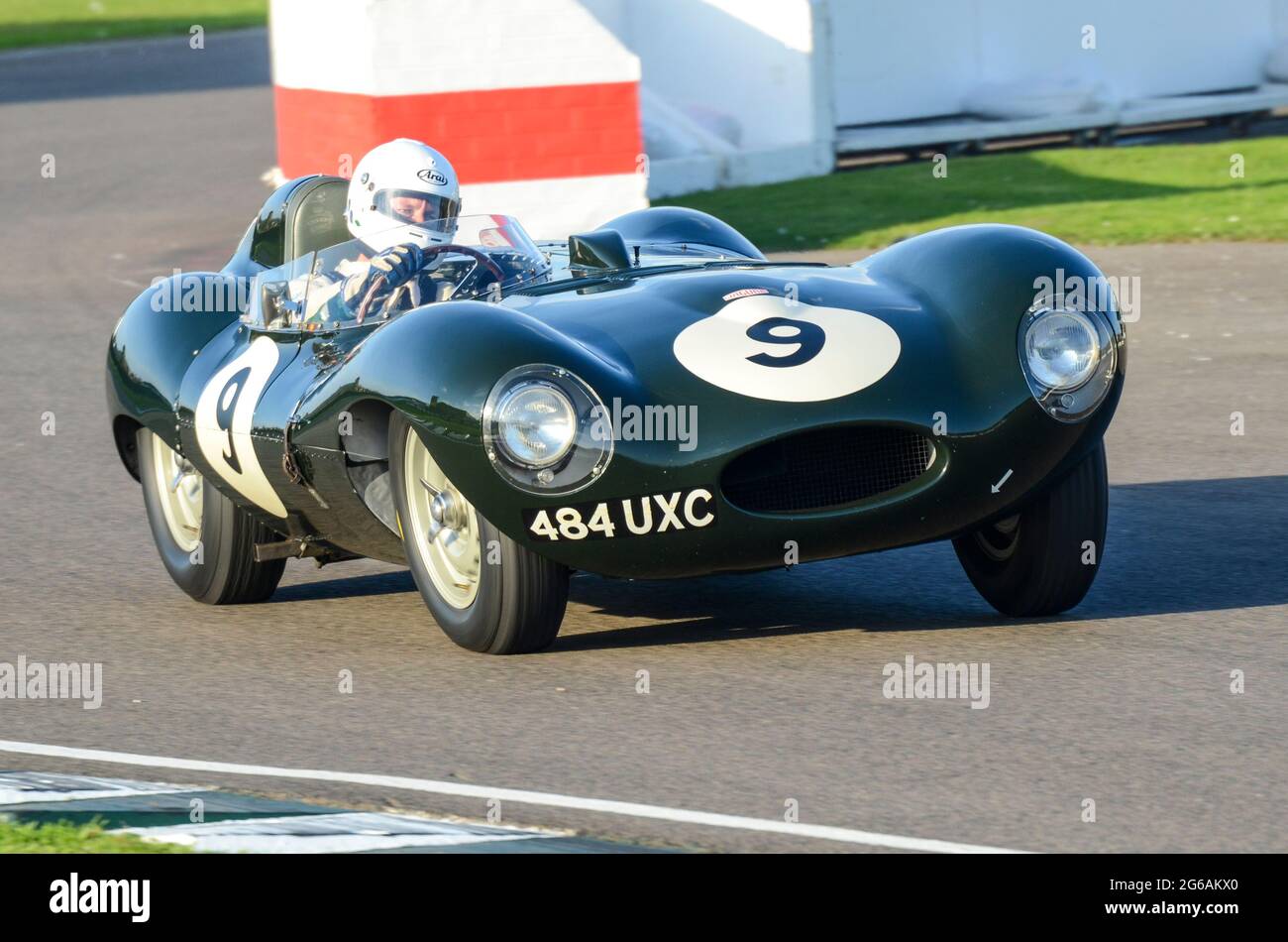 Jaguar D Type Classic Sportwagen, Oldtimer-Rennwagen, der bei der Sussex Trophy beim historischen Goodwood Revival-Event in Großbritannien teilnimmt. Jonathan Turner fährt Stockfoto
