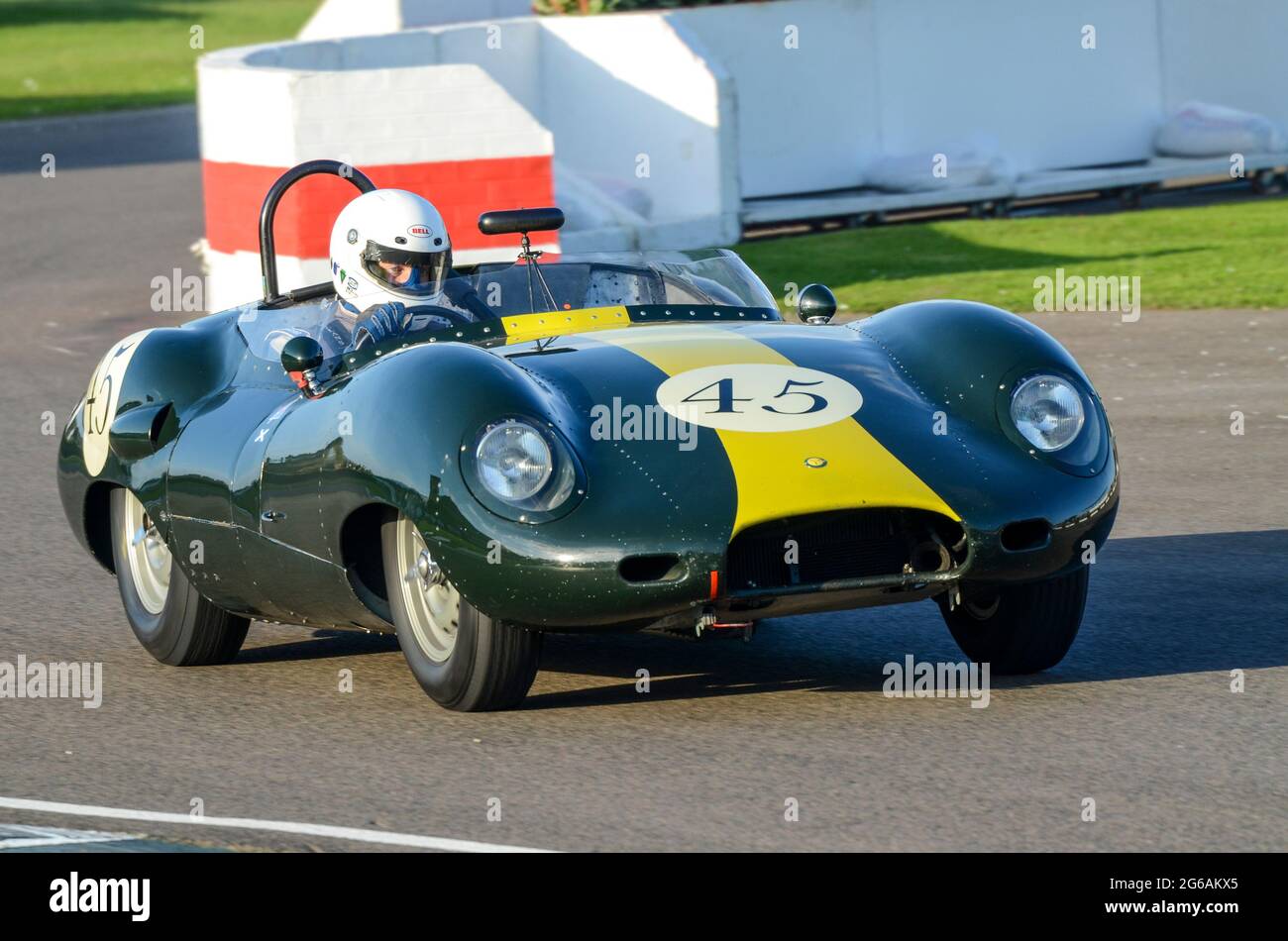Lister Jaguar Costin klassischer Sportwagen, Oldtimer, der bei der Sussex Trophy beim historischen Goodwood Revival Event in Großbritannien teilnimmt Stockfoto