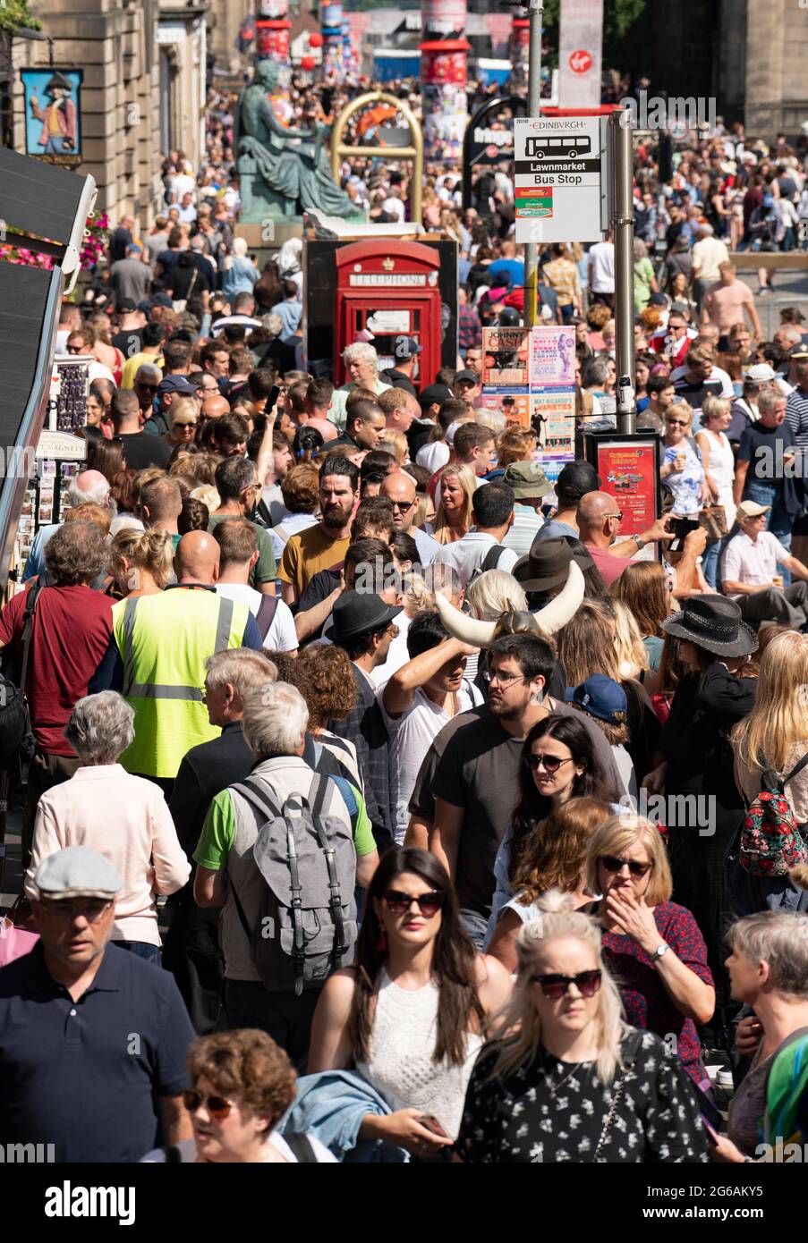 Am ersten Wochenende des Edinburgh Fringe Festivals 2019 ist die Royal Mile mit Tausenden von Besuchern überfüllt, Edinburgh, Schottland, Großbritannien Stockfoto
