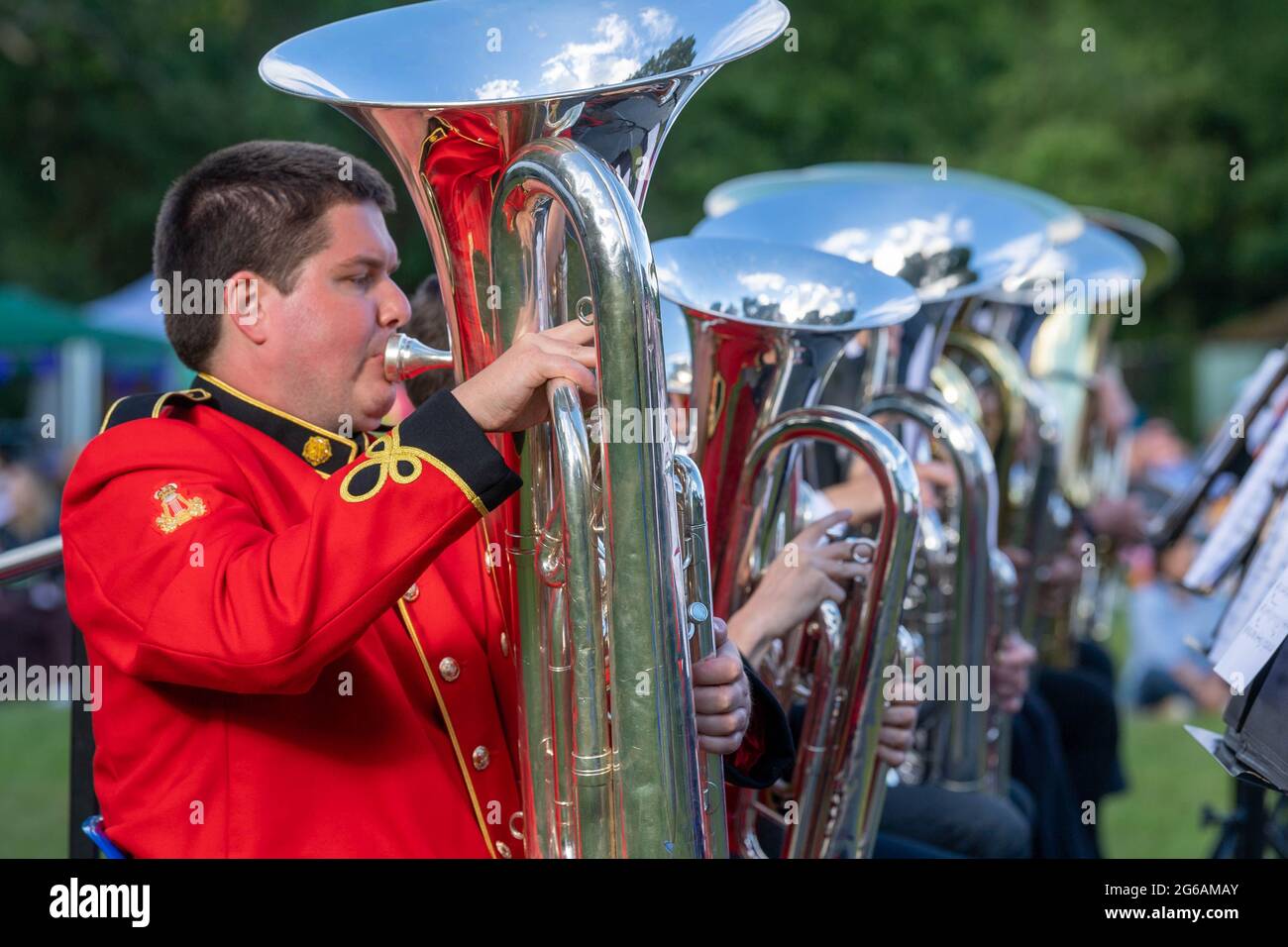 Brentwood Essex 4. Juli 2021 Brentwood Prom; ein musikalisches Konzert der Brentwood Imperial Youth Band, der Friends of Kneller Hall Band und der British Army Band, Colchester, die ein Konzert im Freien an der Brentwood County High School, Brentwood Essex, spielten. Kredit: Ian Davidson/Alamy Live Nachrichten Stockfoto