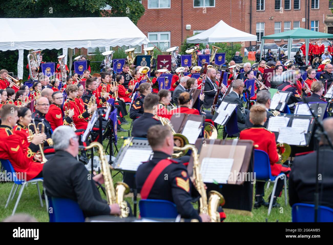 Brentwood Essex 4. Juli 2021 Brentwood Prom; ein musikalisches Konzert der Brentwood Imperial Youth Band, der Friends of Kneller Hall Band und der British Army Band, Colchester, die ein Konzert im Freien an der Brentwood County High School, Brentwood Essex, spielten. Kredit: Ian Davidson/Alamy Live Nachrichten Stockfoto