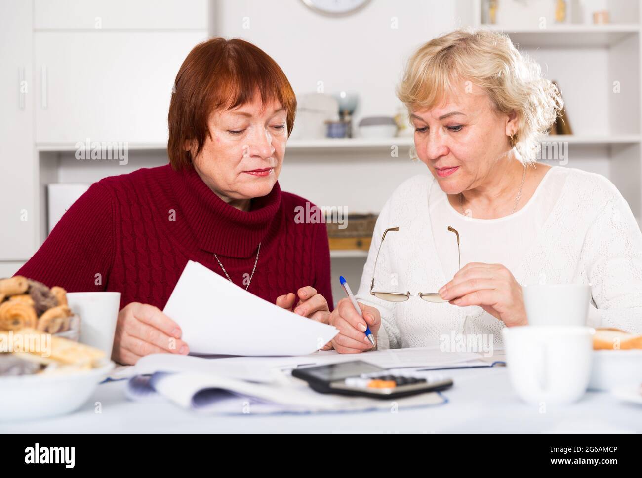 Zwei ältere Frauen standen vor finanziellen Problemen Stockfoto