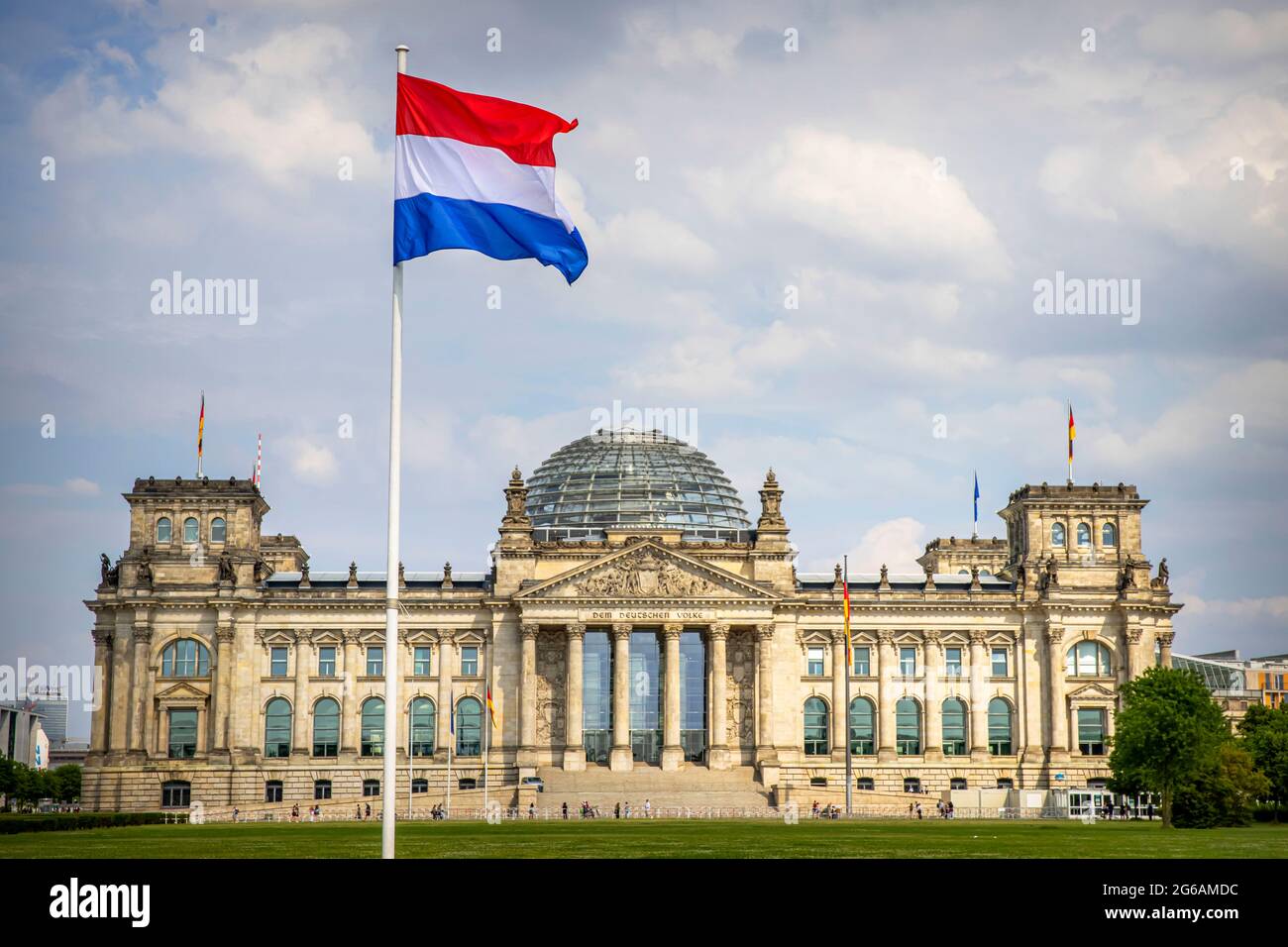 Berlin, Deutschland. Juli 2021. Niederländische Flaggen am Reichstag in Berlin am Tag vor dem Staatsbesuch von König Willem-Alexander und Königin Maxima der Niederlande, 4. Juli 2021. Quelle: Patrick van Katwijk/dpa/Alamy Live News Stockfoto