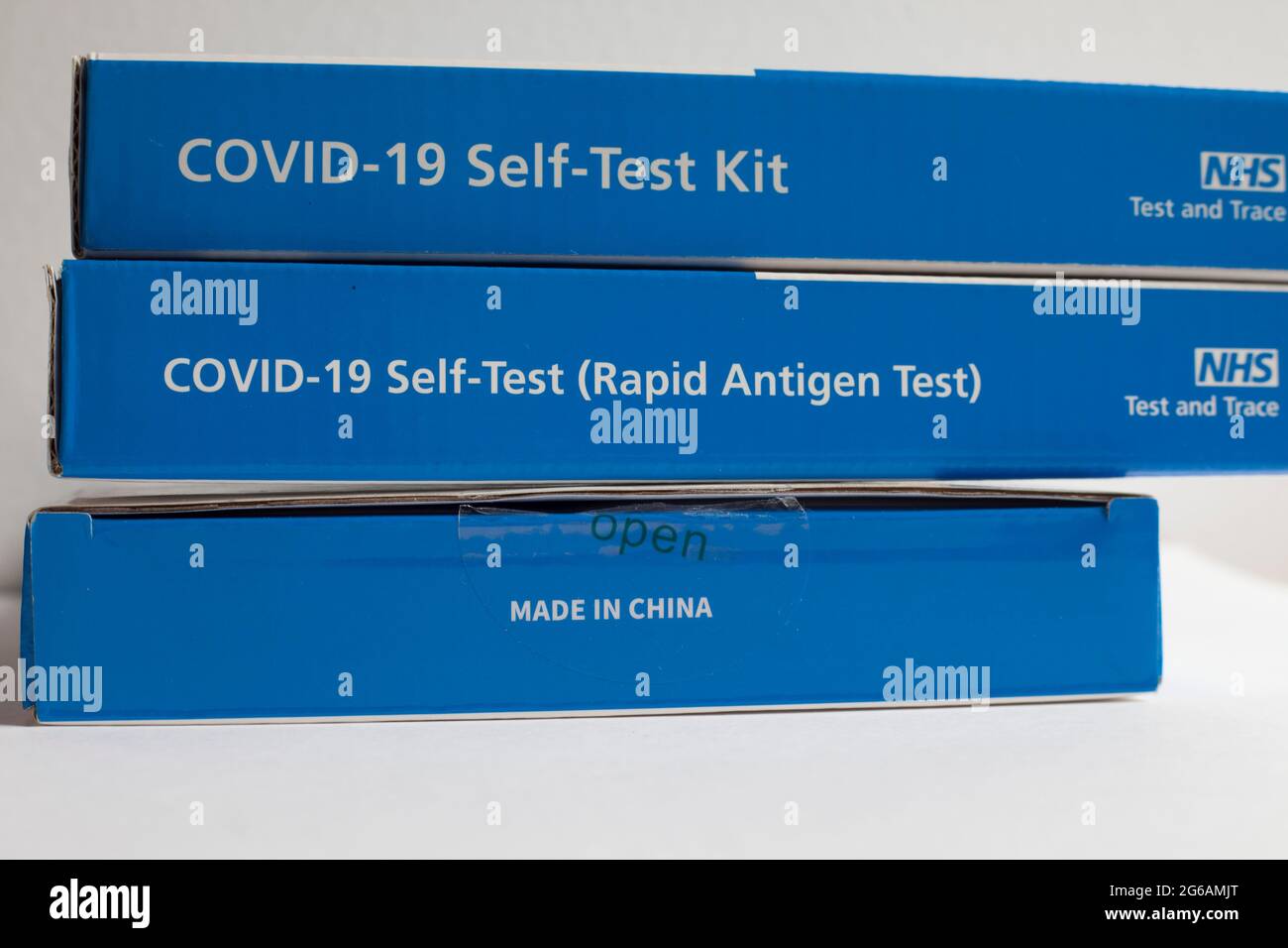 Kartons mit COVID-19 Coronavirus-Selbsttest-NHS-Kits der britischen Regierung, hergestellt in China Stockfoto