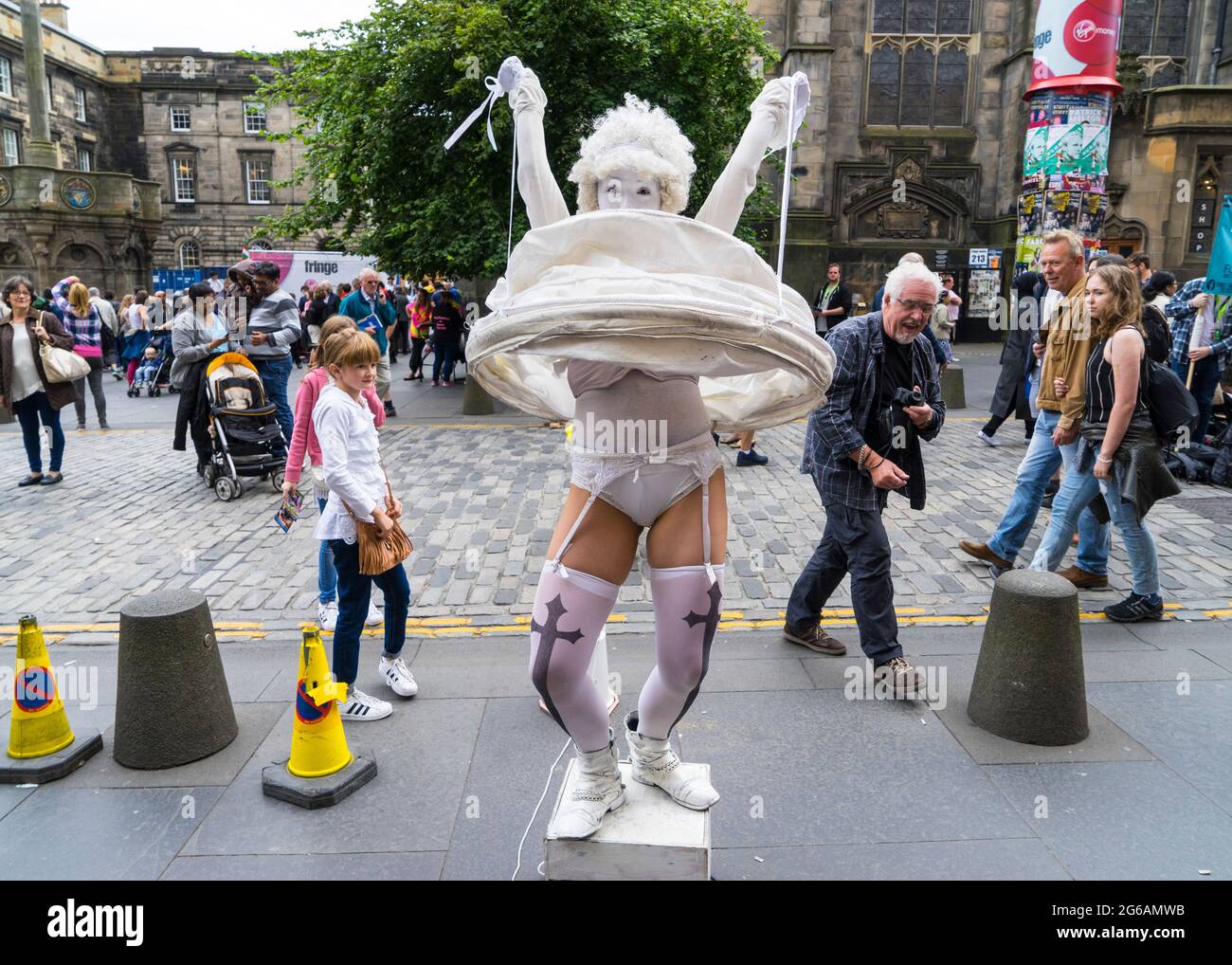 Straßenkünstler auf der High Street in Edinburgh Fringe Festival 2016 in Schottland, Vereinigtes Königreich Stockfoto