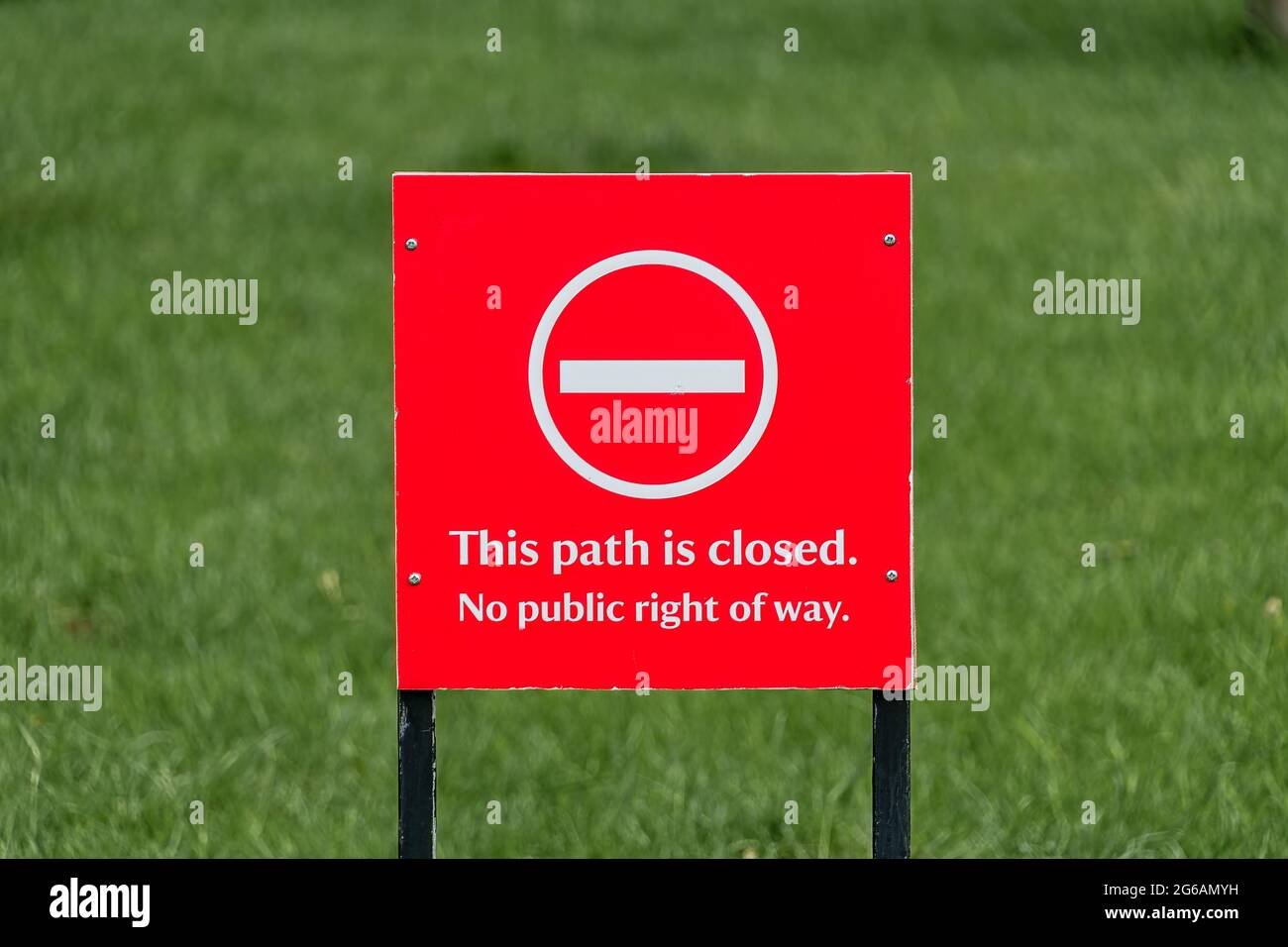 Kein Eintrittswarnschild mit den Worten dieser Weg ist geschlossen, kein öffentliches Wegrecht Stockfoto