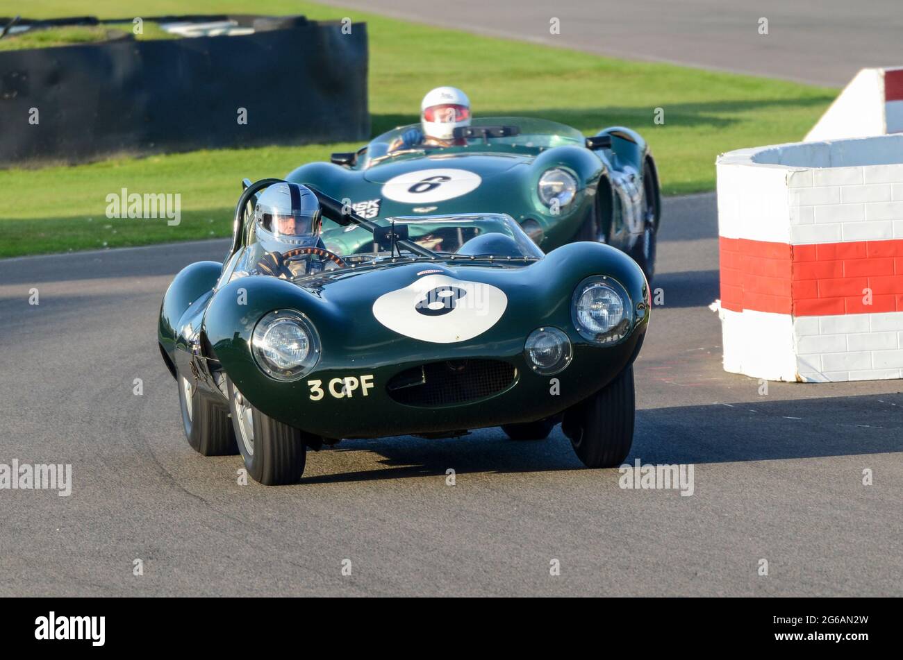 Jaguar D Type Classic Sportwagen, Oldtimer-Rennwagen, der bei der Sussex Trophy beim historischen Goodwood Revival-Event in Großbritannien teilnimmt. Lukas Huni fährt Stockfoto