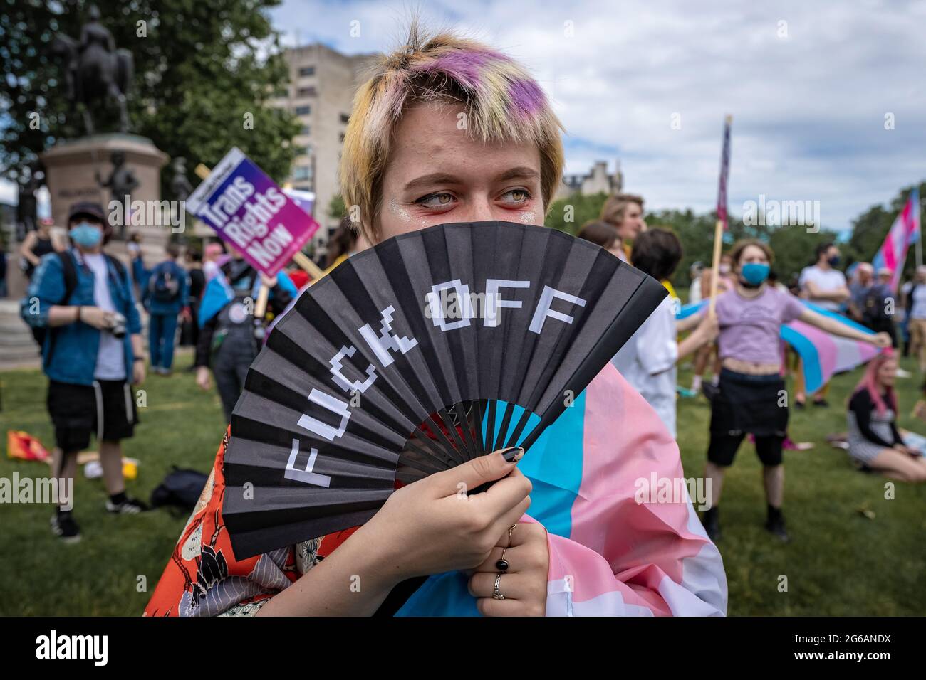 London, Großbritannien. 26. Juni 2021. London Trans+ Pride-Fans versammeln sich in der Nähe von Wellington Arch und sind bereit für den marsch. Stockfoto
