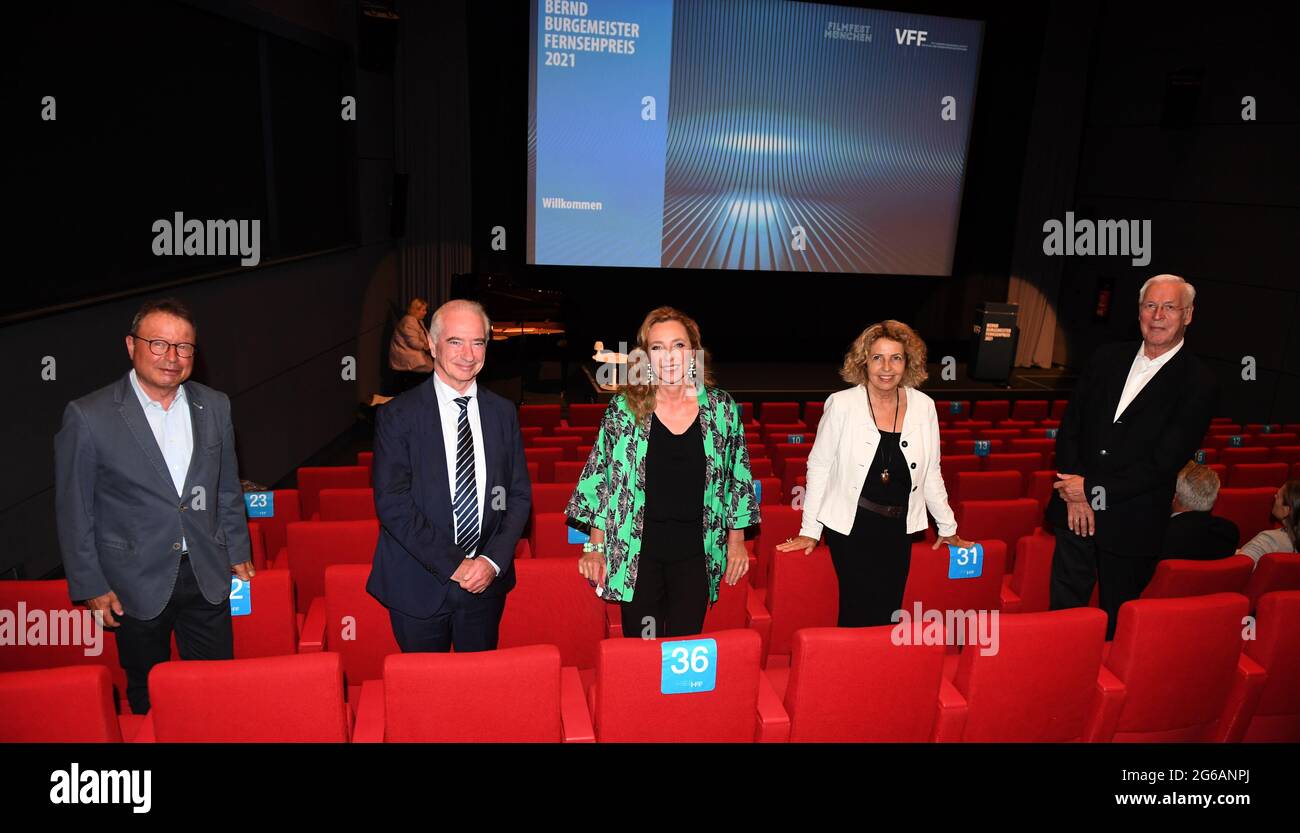 München, Deutschland. Juli 2021. Juror Klaus Schaefer (l-r), ehemaliger Geschäftsführer des FFBayern, Johannes Kreile, Geschäftsführer der Verwertungsgesellschaft der Film und Fernsehproduzenten (VFF), die Direktorin des Filmfest München, Diana Iljine, Schauspielerin Michaela May und Georg Feil, Produzent und Aufsichtsratsmitglied des VFF, Ankunft bei der Verleihung des Bernd Burgemeister Television Award an der HFF Hochschule für Fernsehen und Film München. Quelle: Felix Hörhager/dpa/Alamy Live News Stockfoto