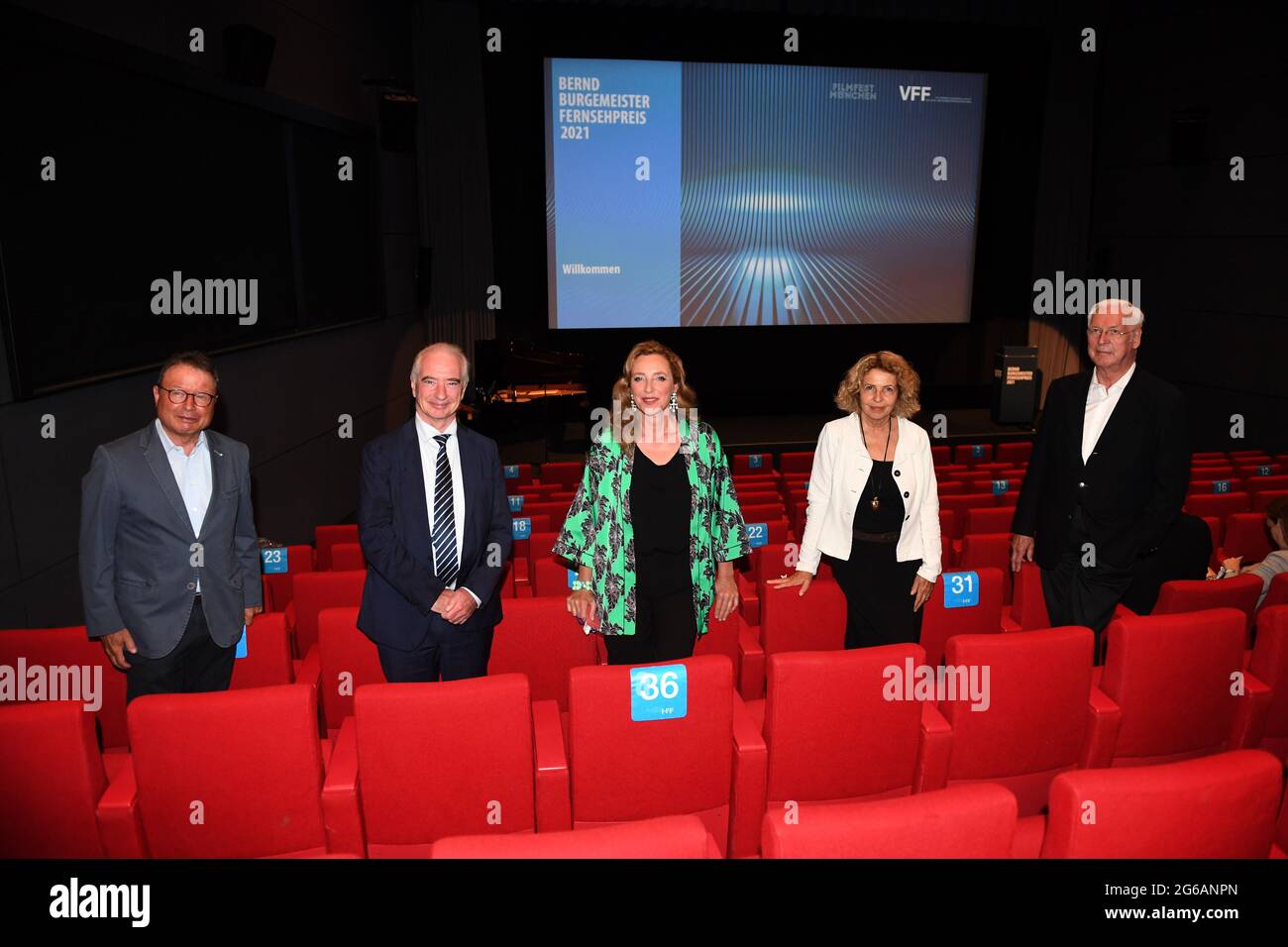 München, Deutschland. Juli 2021. Juror Klaus Schaefer (l-r), ehemaliger Geschäftsführer des FFBayern, Johannes Kreile, Geschäftsführer der Verwertungsgesellschaft der Film und Fernsehproduzenten (VFF), die Direktorin des Filmfest München, Diana Iljine, Schauspielerin Michaela May und Georg Feil, Produzent und Aufsichtsratsmitglied des VFF, Ankunft bei der Verleihung des Bernd Burgemeister Television Award an der HFF Hochschule für Fernsehen und Film München. Quelle: Felix Hörhager/dpa/Alamy Live News Stockfoto