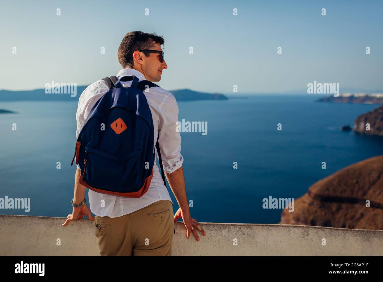 Santorini Reisender Mann entspannend genießen Caldera Landschaft Blick in Fira, Griechenland. Tourismus, Reisen, Sommerurlaub Stockfoto Santorini Reisender Mann entspannend genießen Caldera Landschaft Blick in Fira, Griechenland. Tourismus, Reisen, Sommerurlaub Stockfoto