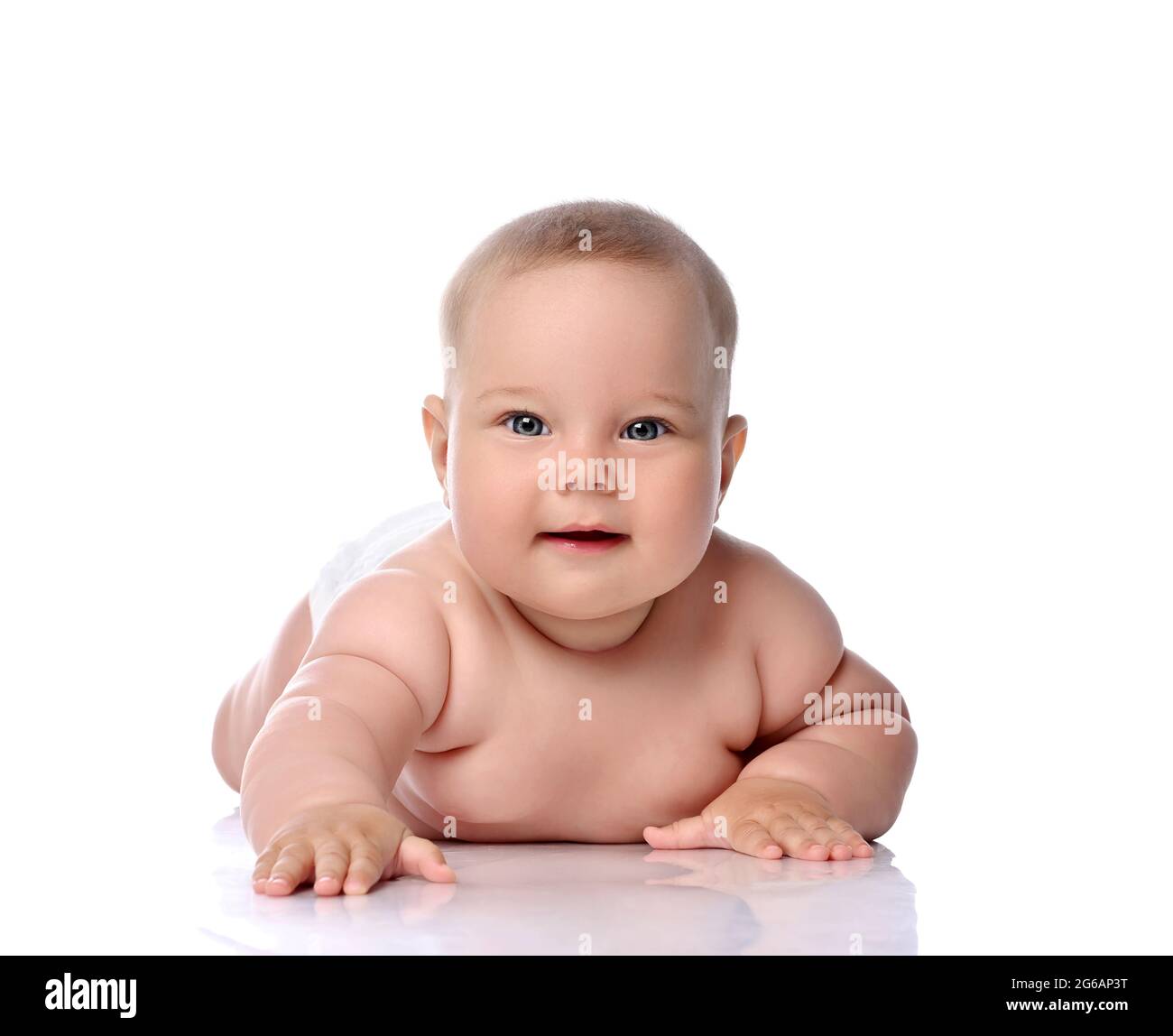 Kleinkind Kind Baby Mädchen Kind in Windel liegend glücklich Blick auf die Kamera isoliert auf einem weißen Stockfoto