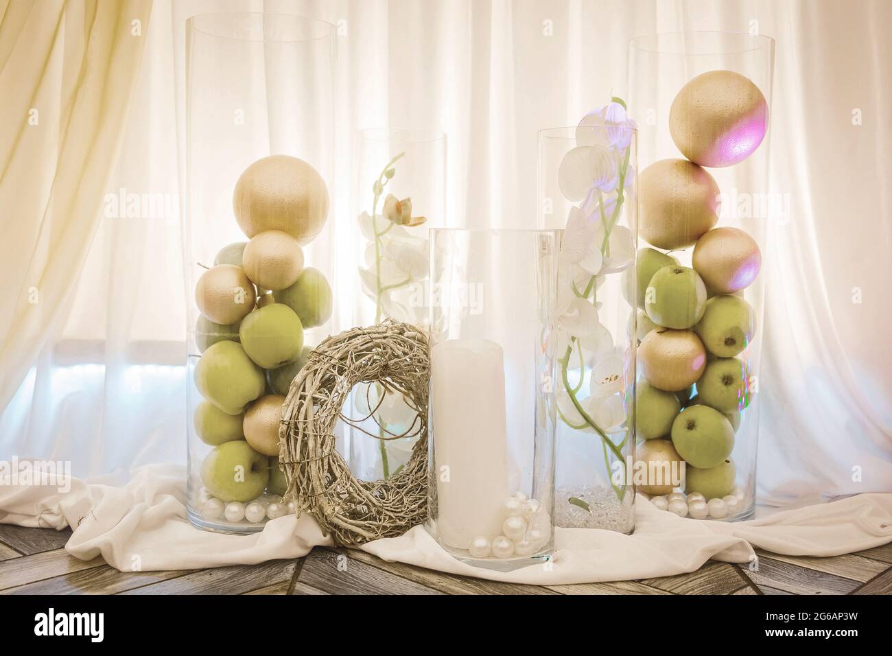 Moderne Inneneinrichtung mit grünen Äpfeln und hellem Stoff. Stockfoto