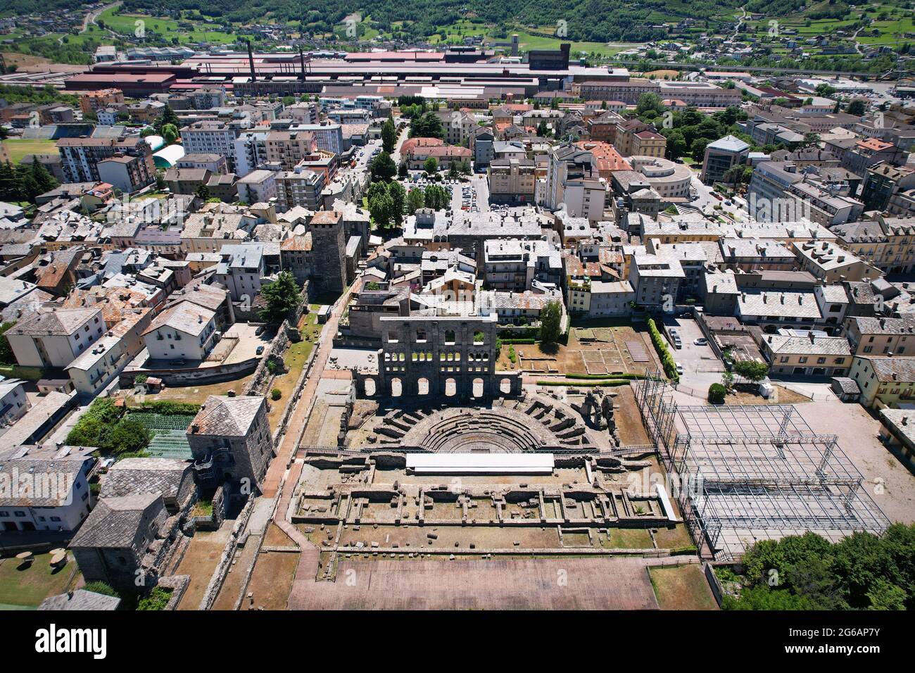 Luftaufnahme der Ruinen des antiken römischen Theaters in der Stadt Aosta Stockfoto