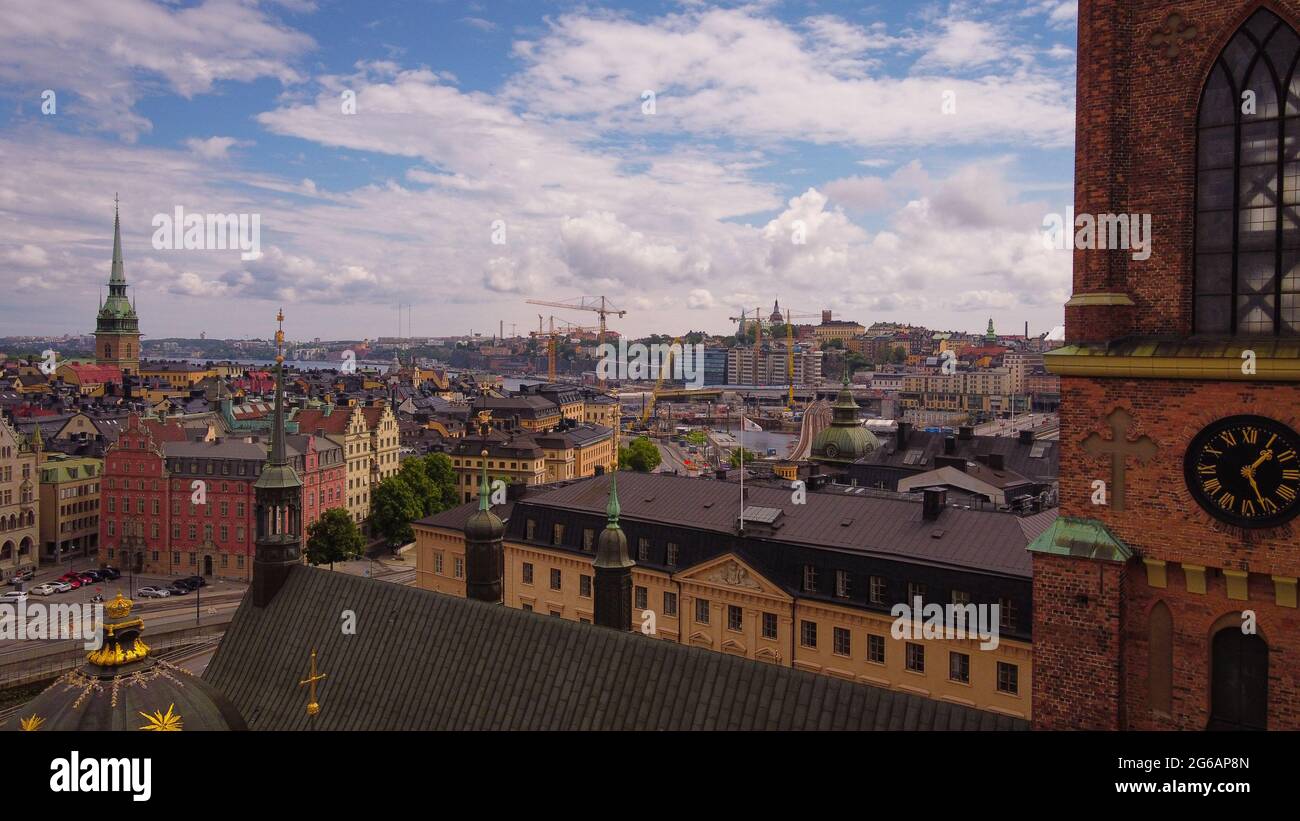 Eine Drohnenaufnahme von Stockholms Riddarholmskyrkan-Kirche vor Gamla Stan, Schweden Stockfoto