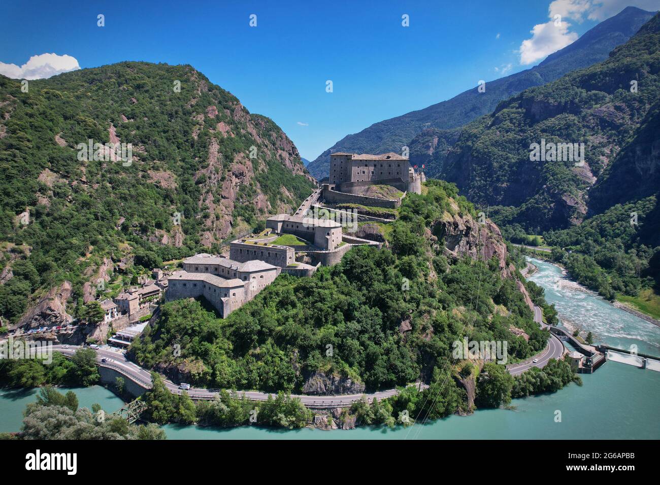 Erstaunliche Burgen des Aostatals - Festung Bard, Norditalien Stockfoto