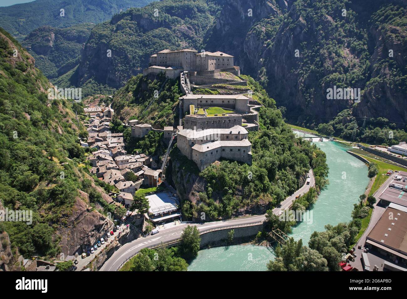 Erstaunliche Burgen des Aostatals - Festung Bard, Norditalien Stockfoto
