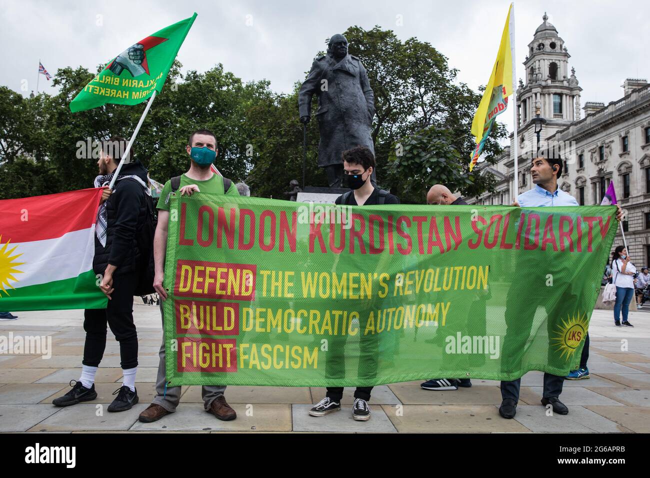 London, Großbritannien. Juli 2021. Mitglieder der kurdischen Gemeinde und Anhänger nehmen an einer Demonstration zur Verteidigung Kurdistans Teil. Defend Kurdistan ist eine im Juni 2021 begonnene internationale Initiative, die zum Stopp der türkischen Angriffe auf und zum Rückzug aller türkischen Truppen und islamistischen Söldner aus Südkurdistan aufruft. Ähnliche Demonstrationen fanden in anderen Städten auf der ganzen Welt statt. Kredit: Mark Kerrison/Alamy Live Nachrichten Stockfoto