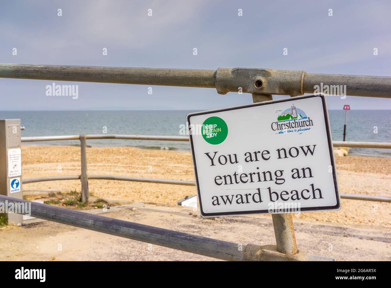 „Sie betreten jetzt einen preisgekrönten Strand“-Schild „Friars Cliff Beach“ in Dorset im Sommer, England, Großbritannien Stockfoto