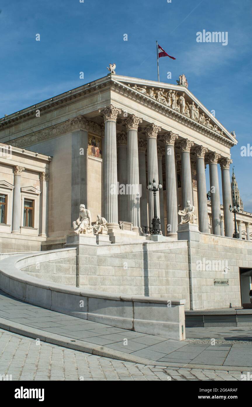 El Parlamento de Austria es un edificio neoclásico construido entre 1874-1883 por Theophil Hansen como parte del proyecto de renovación de la Ringstra Stockfoto