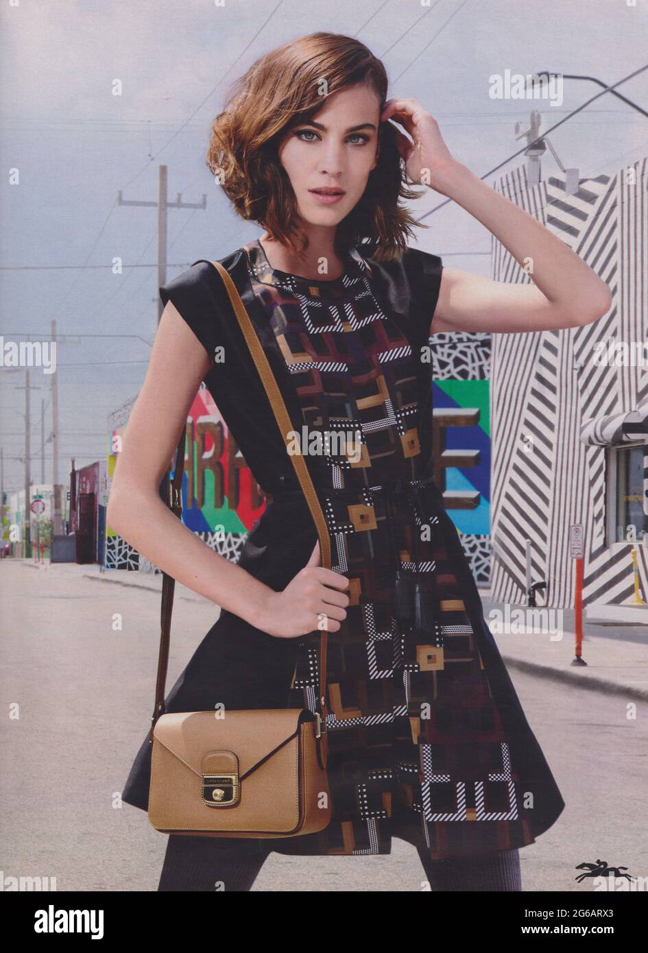 Plakat werbung Longchamp Fashion House mit Alexa Chung in Papier Magazin von 2015 Jahr, Werbung, kreative Longchamp Anzeige von 2010 s Stockfoto