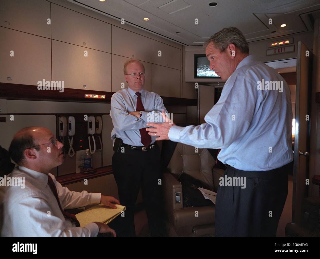 Präsident George W. Bush spricht an einem Dienstag, dem 11. September 2001, mit Ari Fleischer, links, und Karl Rove an Bord der Air Force während des Fluges von der Offutt Air Force Base in Nebraska zur Andrews Air Force Base. Foto von Eric Draper, das Weiße Haus. Stockfoto