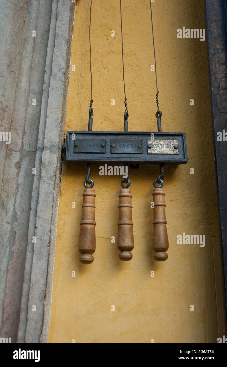 Glockenspiel zum Klopfen an Türen Stockfoto