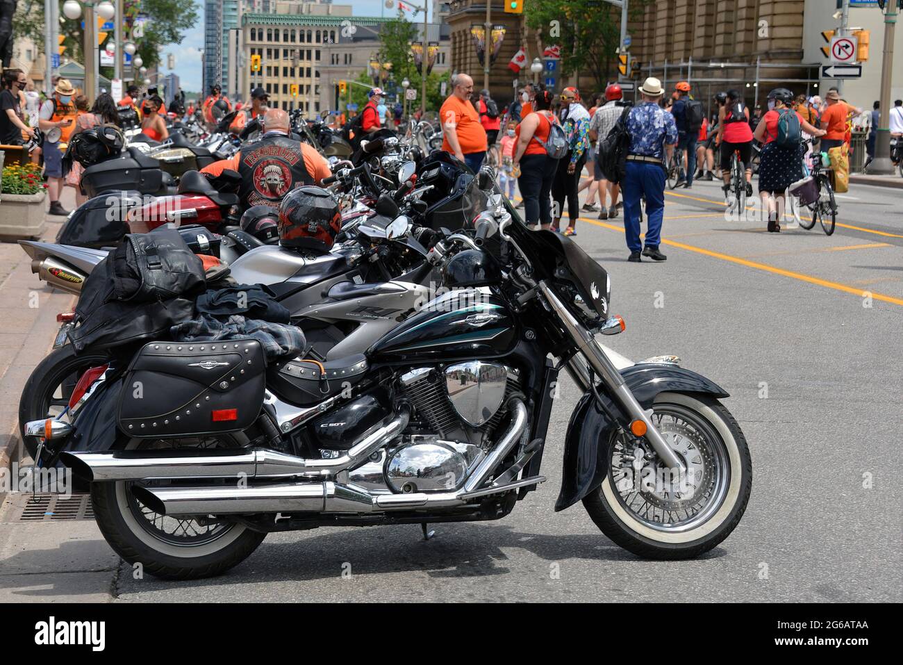 Ottawa, Kanada - 1. Juli 2021: Eine Reihe von Motorrädern vor dem Parliament Hill während der Kundgebung zum Cancel Canada Day. Sie glauben, dass es nicht richtig ist, c Stockfoto