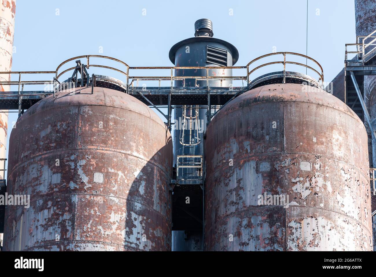 Zwei große Stahltanks, verlassen, in einer alten Stahlfabrik in Pennsylvania. Stockfoto