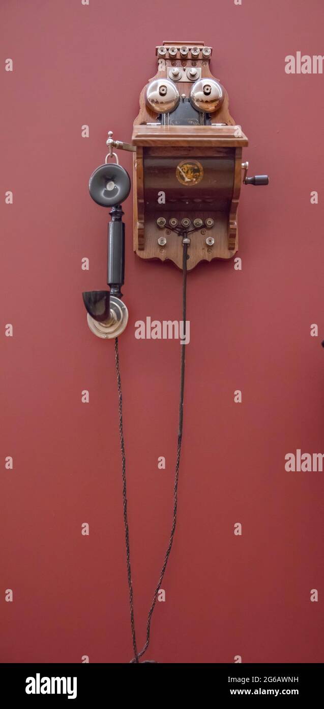 Vintage Wandtelefon auf rotem Hintergrund Stockfoto