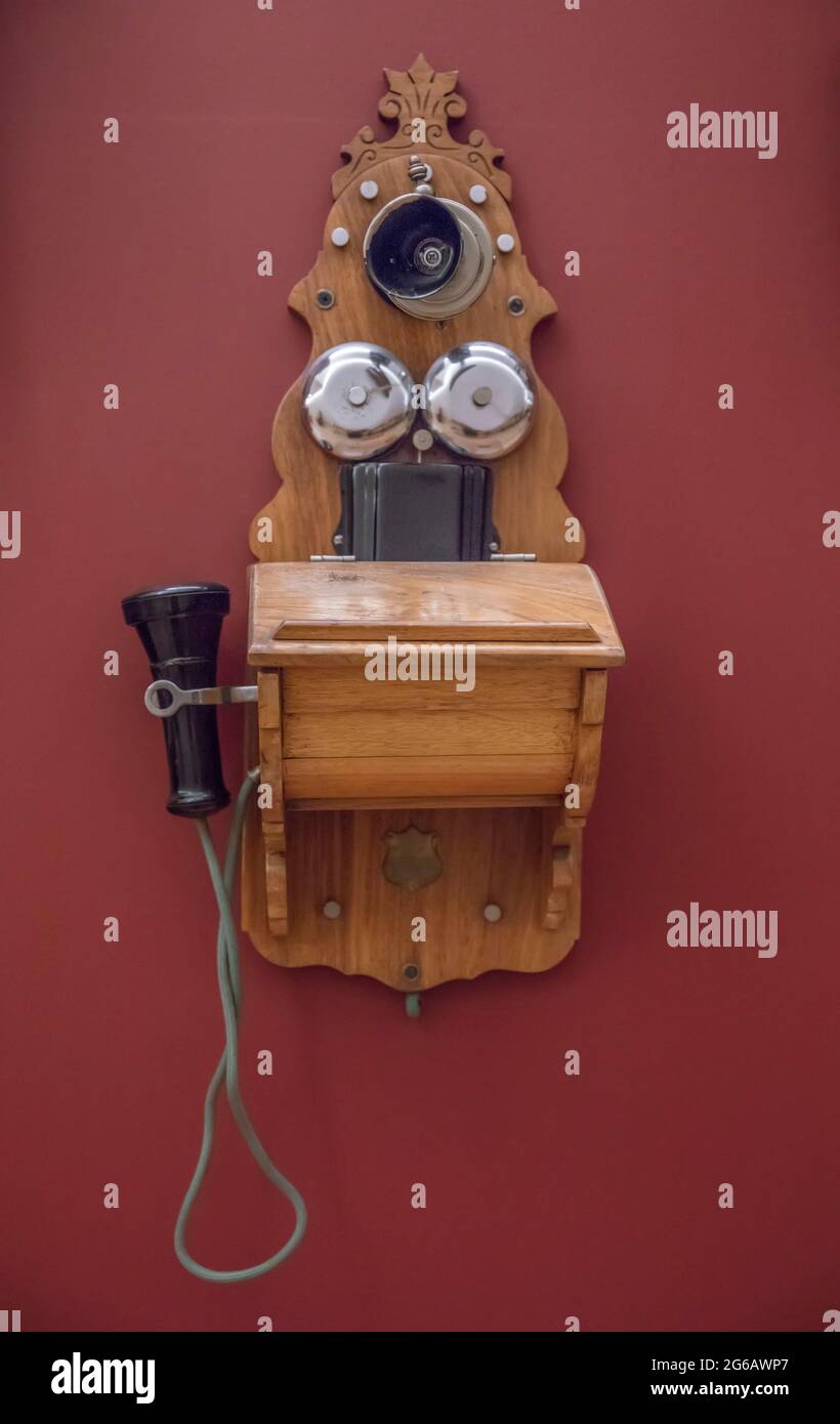 Vintage Wandtelefon auf rotem Hintergrund Stockfoto
