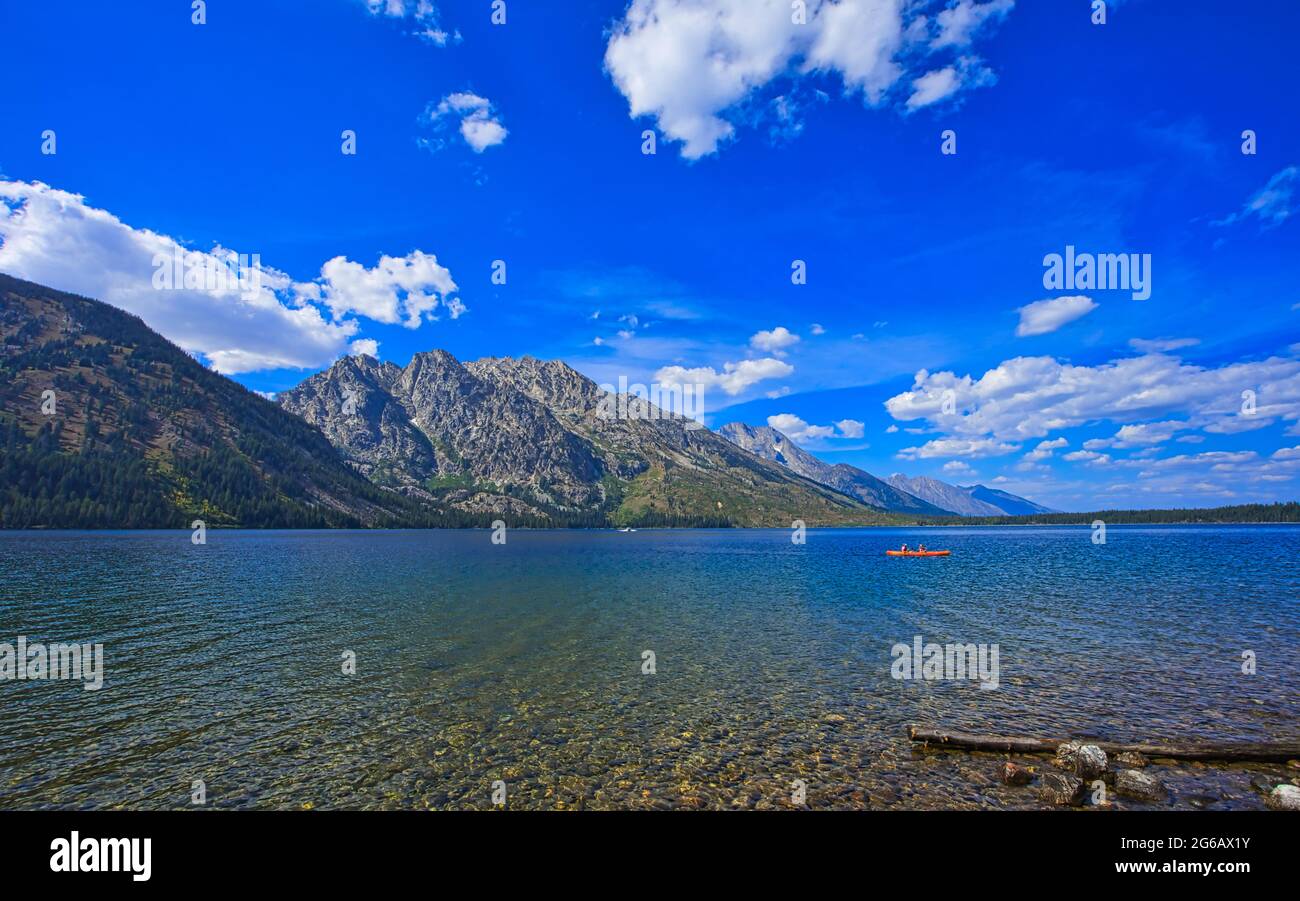 Jenny Lake, viele Wanderwege, malerische Bootsfahrten. Ruhige See-Reflexionen. Der Grand Teton National Park liegt im Nordwesten von Wyoming, USA. 2017. Stockfoto