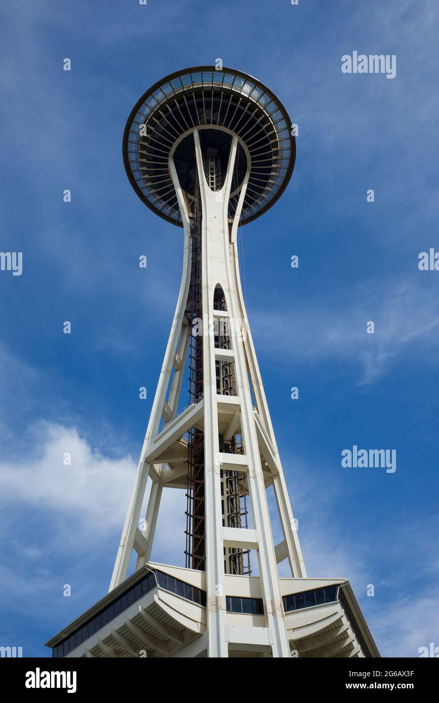 Die Seattle Space Needle gegen einen blauen Himmel mit Wolken. Stockfoto