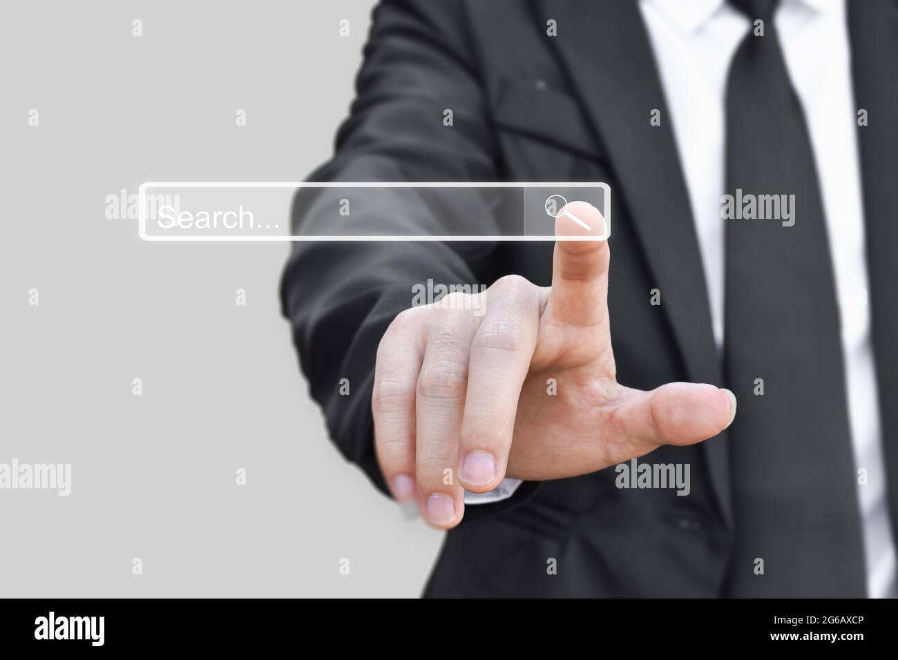 Suchkonzept. Business Hand klicken Suchseite Internet Daten Informationen Vernetzung. Copy space. Stockfoto