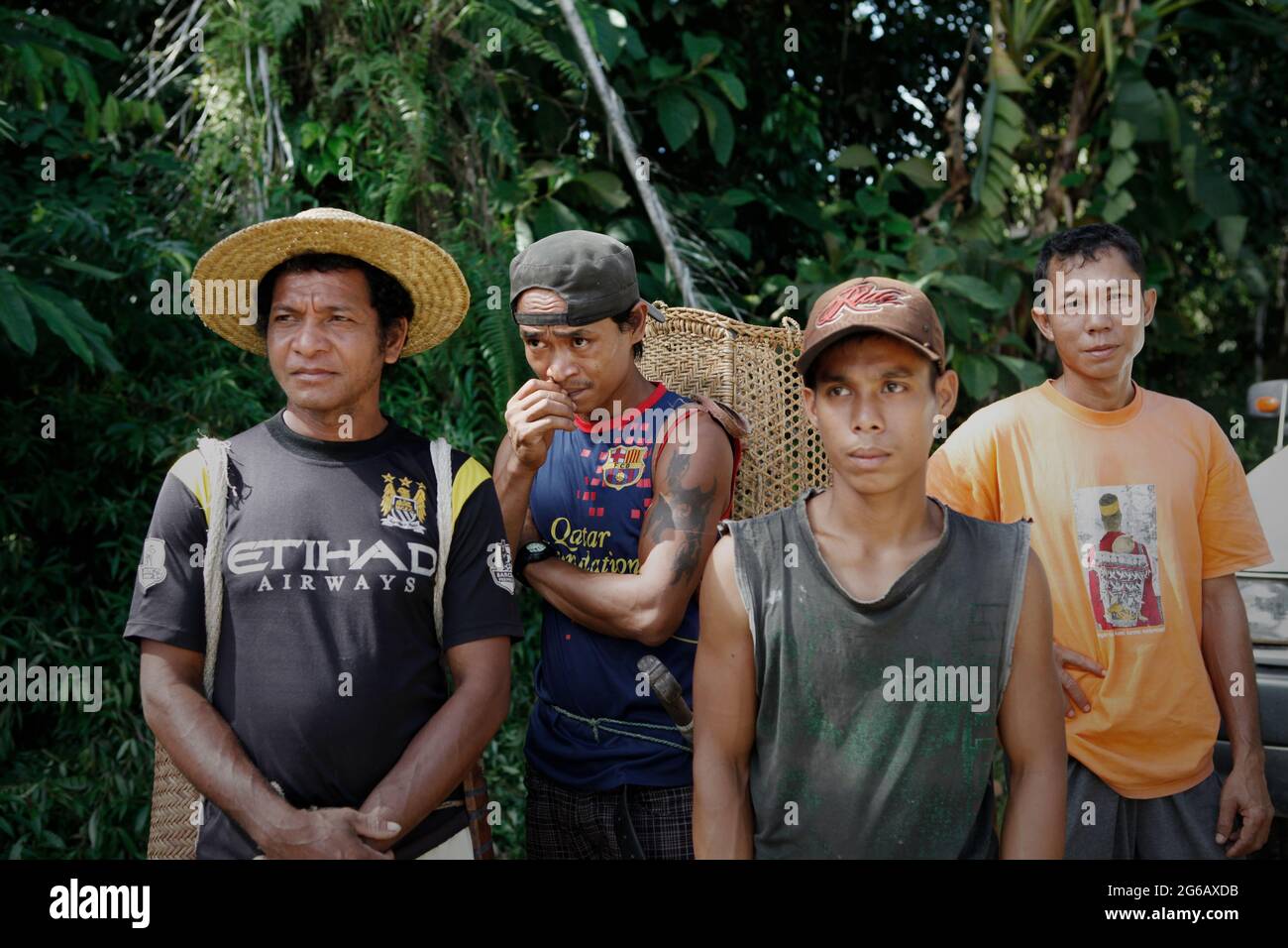 Sie haben bereits einen schlechten Zugang zur Gesundheitsversorgung, deutlich höhere Raten übertragbarer und nicht übertragbarer Krankheiten, fehlenden Zugang zu grundlegenden Dienstleistungen, Sanitäreinrichtungen und andere wichtige Präventivmaßnahmen zu spüren; Laut dem Wirtschafts- und Sozialministerium der Vereinten Nationen stehen die indigenen Völker weltweit vor einer ernsten Gesundheitsbedrohung, die durch die Covid-19-Pandemie ausgeht. Hier ist eine Gruppe von Männern der traditionellen Dayak IBAN Gemeinde in Sungai Utik, West Kalimantan, Indonesien. Stockfoto