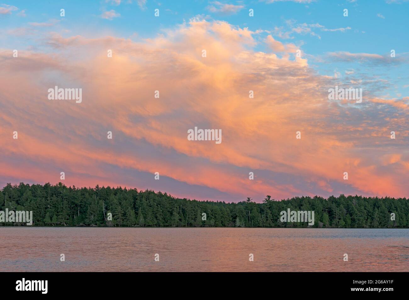 Orangefarbene Wolken über den North Woods am Crooked Lake in der Sylvania Wilderness in Michigan Stockfoto