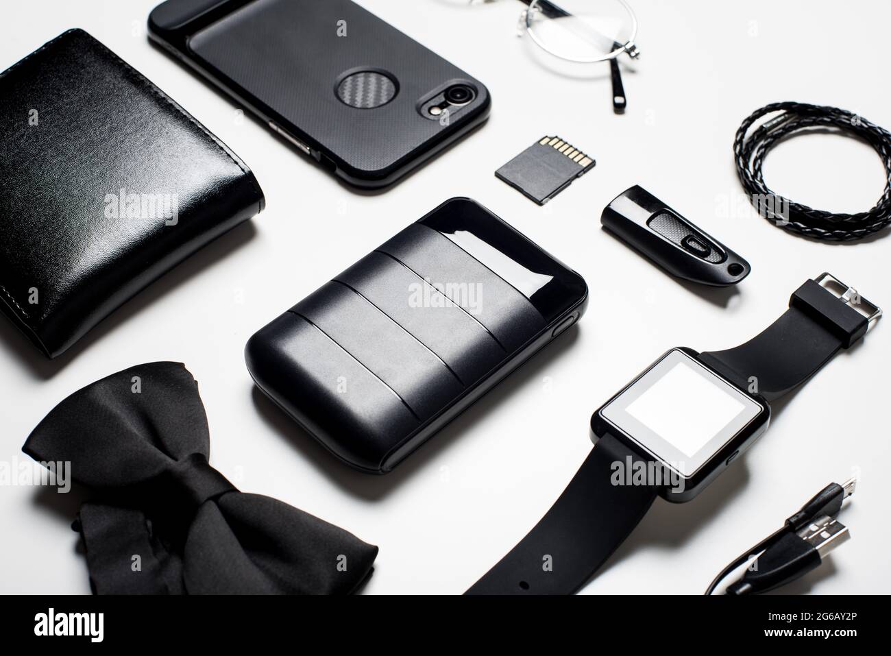 Schwarze Powerbank und viele schwarze Gegenstände für Männer. Nahaufnahme auf schwarzem Powerbank-Display. Stockfoto