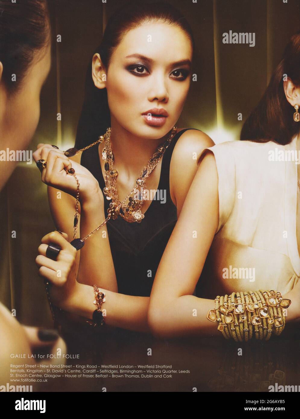 Plakatwerbung Folli Follie Modehaus mit Gaile Lai in Papiermagazin aus 2004 Jahren, Werbung, kreative Folli Follie 2000er Kampagne Stockfoto