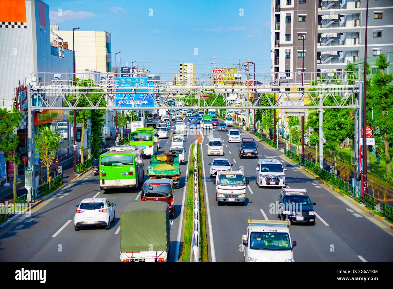 Ein Stau an der Straße in der Innenstadt von Tokio tagsüber lang angeschossen Stockfoto