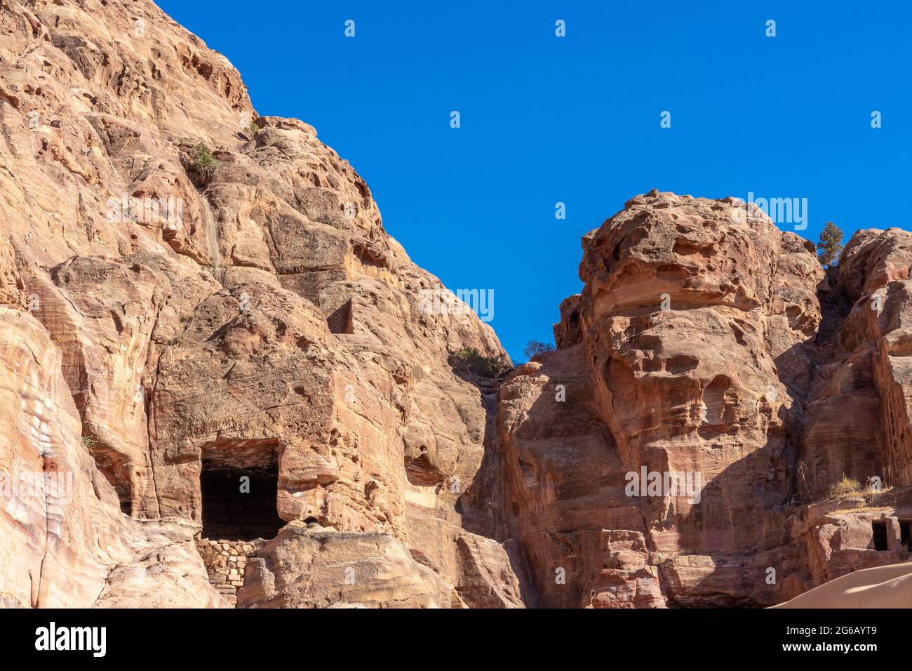 Gräber aus Sandstein Jabal-al-Khubtha, 70 n. Chr., archäologische Stätte von Petra, Jordanien Stockfoto