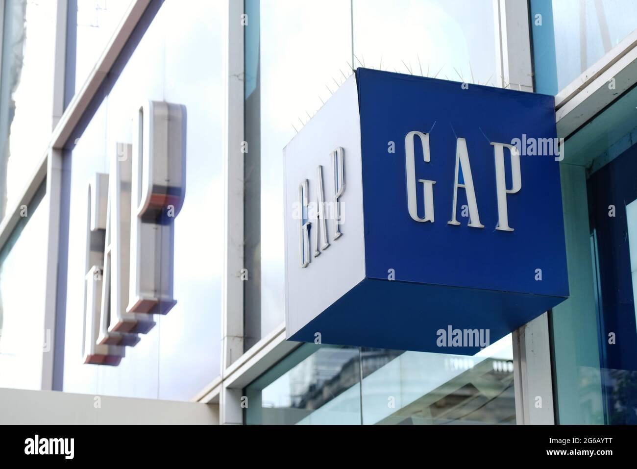 GAP-Beschilderung und ein blauer Würfel mit dem Gap-Logo auf der Flapship-Fassade in der Oxford Street. Der in Schwierigkeiten kämpfende Einzelhändler wird die Geschäfte in Großbritannien und Irland schließen Stockfoto