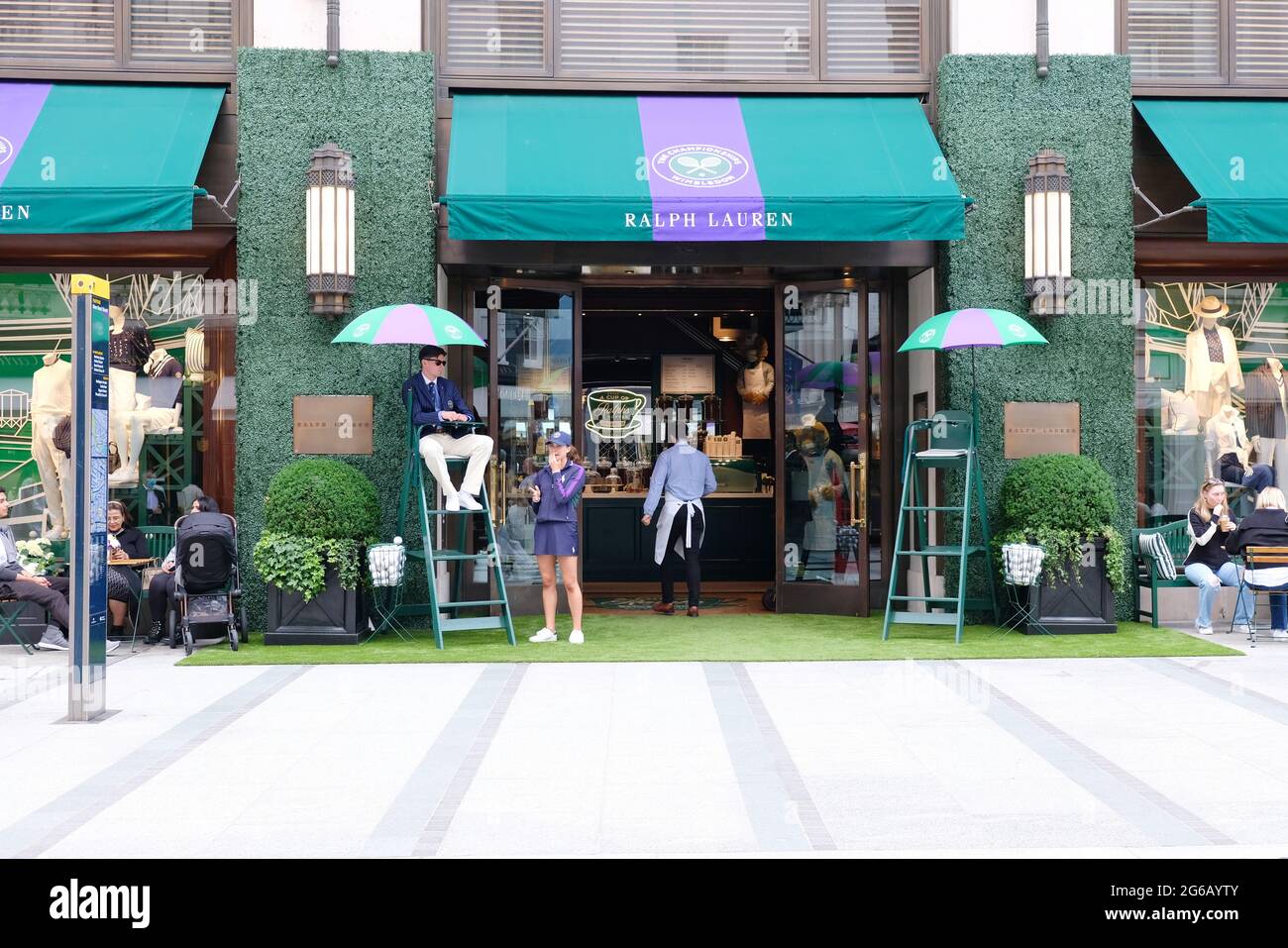 Der Ralph Lauren Store in der New Bond Street feiert seine fortwährende Partnerschaft mit dem Wimbledon-Turnier, indem er ihn mit einem Tennis-Thema dekoriert Stockfoto