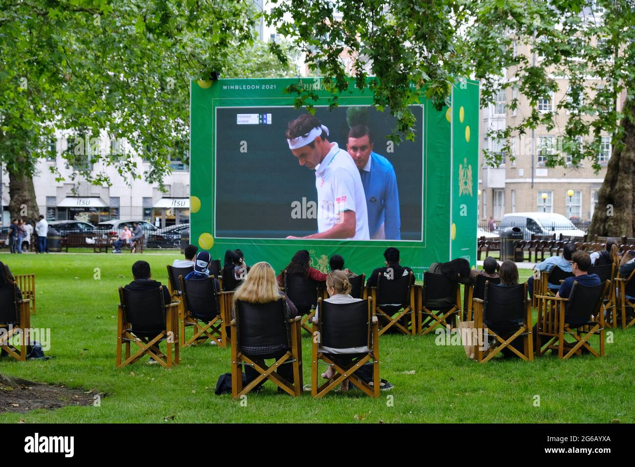 Zuschauer sehen sich eine öffentliche Live-Vorführung eines Wimbledon-Tennisturniers zwischen Federer und Norrie am Berkeley Square, Mayfair, an. Stockfoto