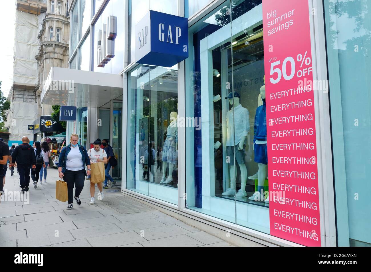 Das Flaggschiff Gap-Schaufenster in der Oxford Street. Der Einzelhändler gab am 30. Juni bekannt, dass er alle 81 Filialen in Großbritannien schließen wird Stockfoto