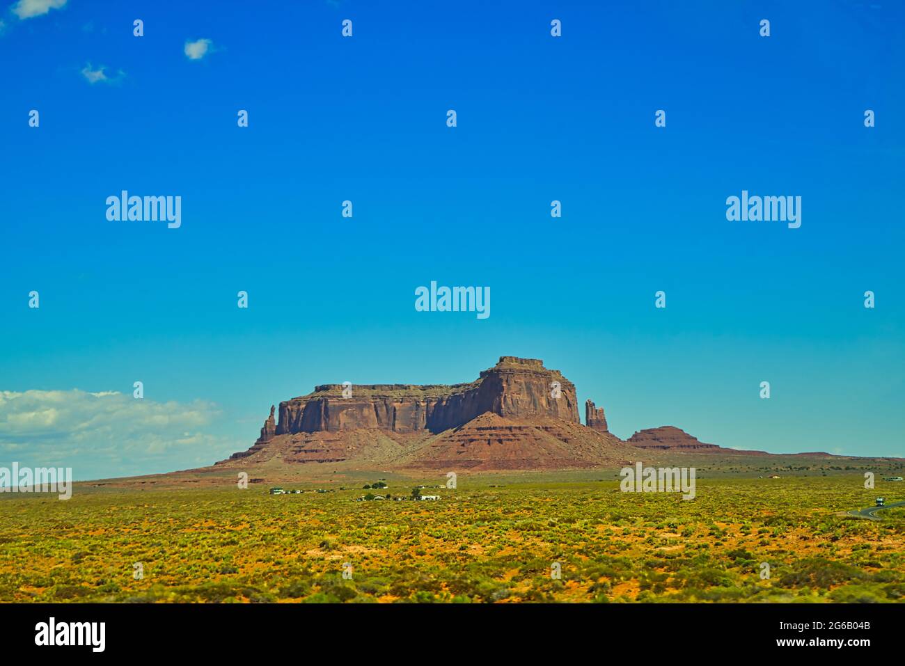 Monument Valley Navajo Tribal Park. Ein bekannter Ort für USA-West-Filme. Das Colorado Plateau, das von einem Haufen riesiger sandsteinbutte gekennzeichnet ist Stockfoto