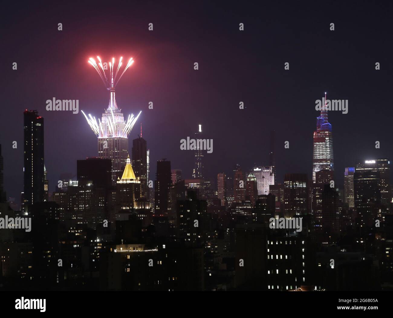 New York, Usa. Juli 2021. Feuerwerk explodiert über dem Empire State Building und der Skyline von Manhattan für das jährliche Macy's Feuerwerk am 4. Juli zum Unabhängigkeitstag am Sonntag, dem 4. Juli 2021 in New York City. Foto von John Angelillo/UPI Credit: UPI/Alamy Live News Stockfoto