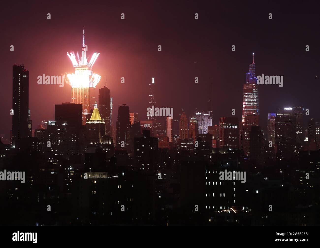 New York, Usa. Juli 2021. Feuerwerk explodiert über dem Empire State Building und der Skyline von Manhattan für das jährliche Macy's Feuerwerk am 4. Juli zum Unabhängigkeitstag am Sonntag, dem 4. Juli 2021 in New York City. Foto von John Angelillo/UPI Credit: UPI/Alamy Live News Stockfoto