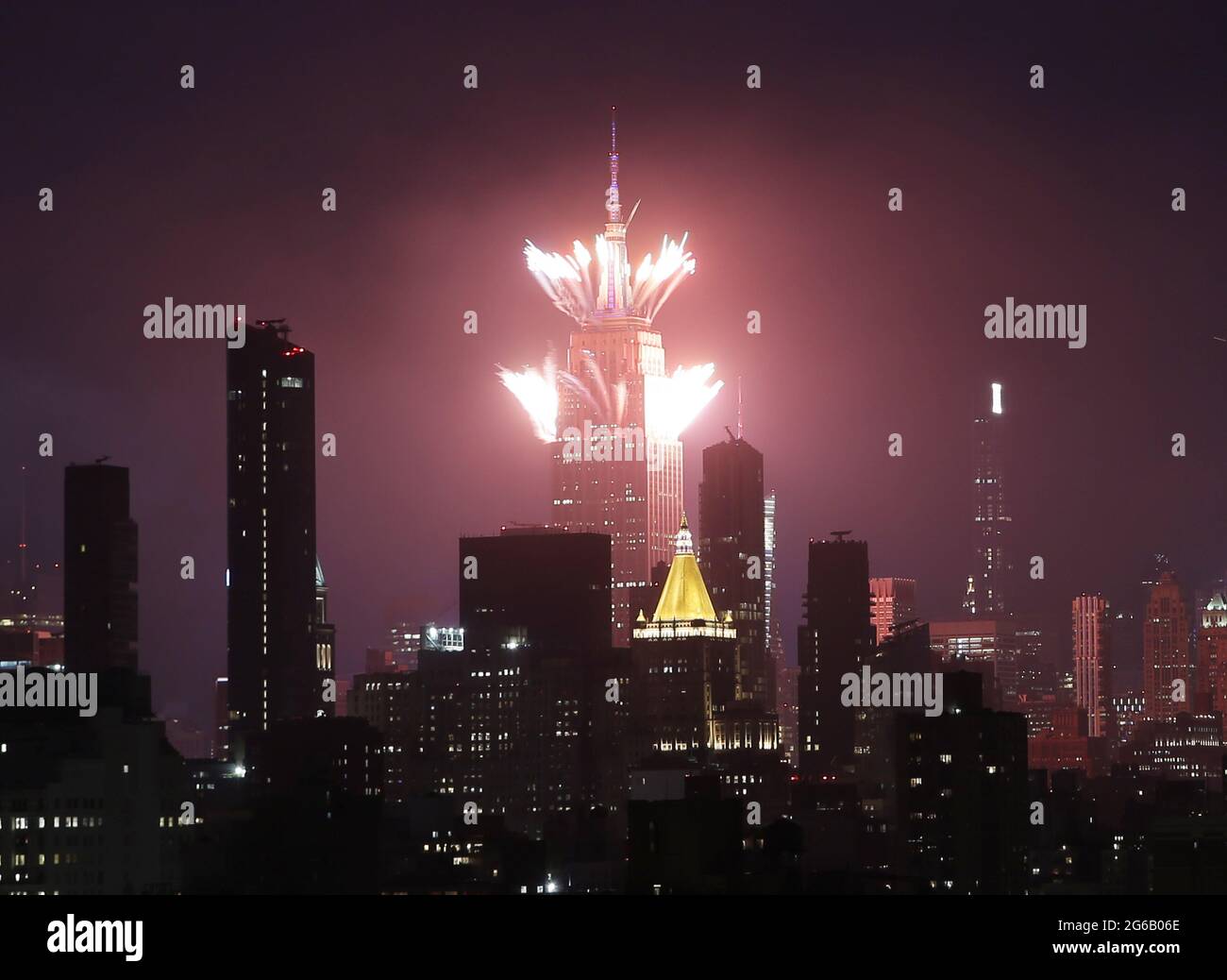 New York, Usa. Juli 2021. Feuerwerk explodiert über dem Empire State Building und der Skyline von Manhattan für das jährliche Macy's Feuerwerk am 4. Juli zum Unabhängigkeitstag am Sonntag, dem 4. Juli 2021 in New York City. Foto von John Angelillo/UPI Credit: UPI/Alamy Live News Stockfoto