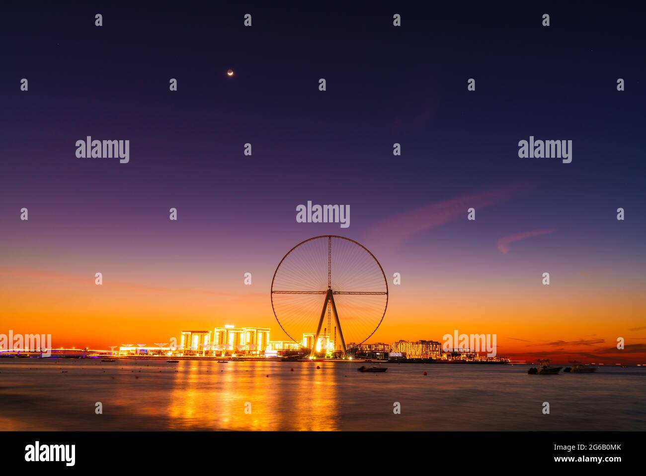 Dämmerungsansicht der Bluewaters Island und Ain Dubai während der Bauarbeiten, Dubai, VAE Stockfoto